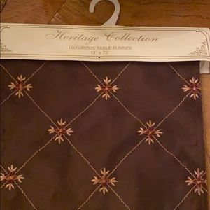Table runner 13X72 / NWT
